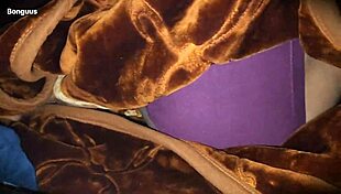 मेरी स्टेपमॉम के साथ ब्लैंकेट शेयर वाइल्ड बेंट-ओवर एक्शन में बदल जाता है उसकी टाइट चूत पर