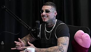 Wow! Duas morenas strip him down after dirty talk about wild oral tips!