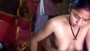 देसी गांव की भाभी जोर से मॉन्स के साथ लंड चूसती और राइड करती है 😍