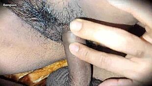 मेरी स्टेपमॉम के साथ ब्लैंकेट शेयर वाइल्ड बेंट-ओवर एक्शन में बदल जाता है उसकी टाइट चूत पर