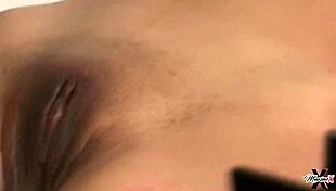 मदाम नोयर मैक्सिन एक्स की एशियन चूत मसलकर गर्म हो जाती है