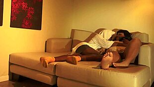 mi padrastro llega cansado del trabajo y yo aprovecho para cumplir mi fantasia de chupar su pene mientras el descansa sub espa�ol