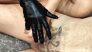 ग्लव्ड फिंगर यूरेथ्रा में स्लाइड इंटेंस हैंडजॉब और कम के लिए