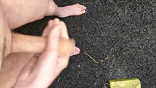 होली काउ! दोपहर में बाहर मुठ मारने की रिस्की हिम्मत किसकी?!