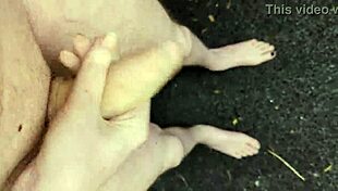 होली काउ! दोपहर में बाहर मुठ मारने की रिस्की हिम्मत किसकी?!