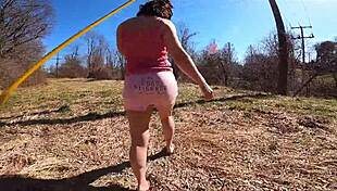 43 साल की बीवी पार्क में अपनी बड़ी गांड फ्लैश करती 😏