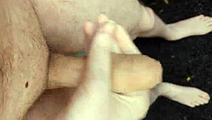 होली काउ! दोपहर में बाहर मुठ मारने की रिस्की हिम्मत किसकी?!