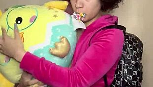 गर्म स्कूल लड़की पुराने डैडी को तेजी से उड़ाने के लिए चिढ़ाती है