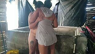 Tengo Escasez de Agua en el Barrio Así que Voy al Pozo de la Vecina para que Me Regale Agua y También una Buena Follada?