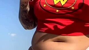 Fiz uma tatuagem na praia e o cara ficou excitado, mostrou foto do pau e pediu pra eu mostrar a buceta