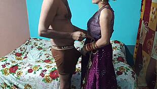 देसी विलेज गर्ल पहली बार टाइट चूत एक्सप्लोर करती है