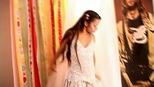 लिटिल लूपे पीओवी सोलो में अपनी चूत में उंगली डालकर मजे लेती है