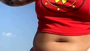 Fiz uma tatuagem na praia e o cara ficou excitado, mostrou foto do pau e pediu pra eu mostrar a buceta