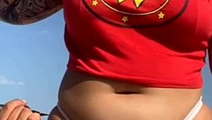 Fiz uma tatuagem na praia e o cara ficou excitado, mostrou foto do pau e pediu pra eu mostrar a buceta