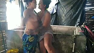 Tengo Escasez de Agua en el Barrio Así que Voy al Pozo de la Vecina para que Me Regale Agua y También una Buena Follada?