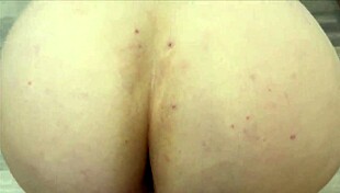 पैंटीज़ में स्टेपमॉम किचन में स्टेपसन को ब्लोजॉब और एनल देती है