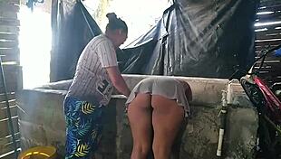 Tengo Escasez de Agua en el Barrio Así que Voy al Pozo de la Vecina para que Me Regale Agua y También una Buena Follada?