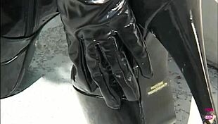 हील्स में बड़ी गांड वाली विक्सन को चोदा देखना पसंद है