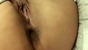 se mete un juguete por el culo mientras la follo bien rico