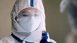 Lola Fae Squirts During Masked Covid Sex