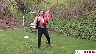 मैंने देखा कि पेटाइट 18+ फुटबॉल प्लेयर को ब्लॉन्ड पॉर्नस्टार ने डीप फक किया।