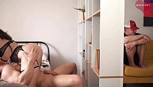 कुकोल्ड पत्नी को शेयर करके हार्ड चुदाई अपमान 😏