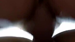 esposa traindo o marido com vizinho enquanto ele trabalha