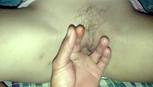 अरे, यह टाइट शेव्ड प्यूसी हार्ड क्रिम्पाई हो रही है!