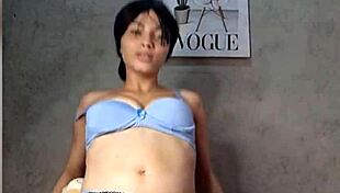 Linda puta e ropa interior mostrando su linda cosita