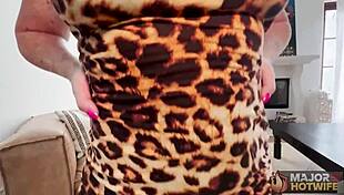 बस्टी रेडहेड पीचेस रोम मेजर्स का लंड चूसकर गहराई से चुदाई