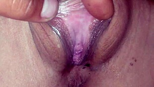 अरे, यह टाइट शेव्ड प्यूसी हार्ड क्रिम्पाई हो रही है!