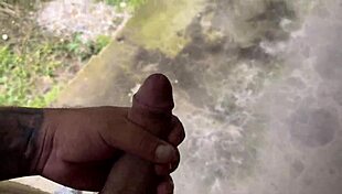 dios mio publico estudiante se deja follar de su profesor cuando la pilla entrando la ropa por el patio trasero de su casa 😱