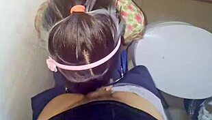 Mis amigos estaban cogiendo en los cuartos y me tuve que coger en el baño de una casa a la morrita enfiestada en una fiesta de compas