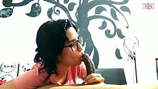 La excitante Carahoneyy me hace correr tres veces seguidas y se traga todo mi semen