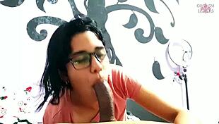 La excitante Carahoneyy me hace correr tres veces seguidas y se traga todo mi semen