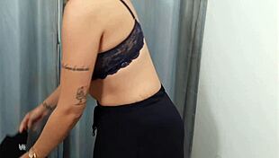 She called a stranger to the fitting room 😏