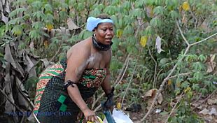 पागल बीबीडब्ल्यू गंदगी चुनती और अकेले लड़के से चुदवाती