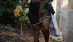 पागल बीबीडब्ल्यू गंदगी चुनती और अकेले लड़के से चुदवाती