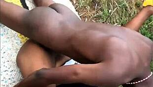 इबोनी लड़कियों की गांड पर बड़े लंडों का कम