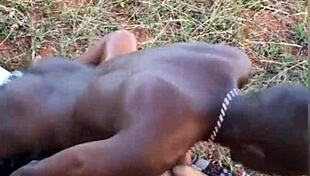 इबोनी लड़कियों की गांड पर बड़े लंडों का कम