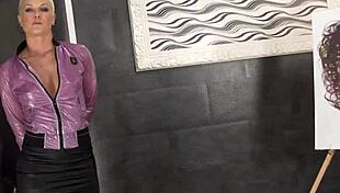 ग्लैम स्लट पूरी तरह स्लाइम बुकाके से ढकी हुई है