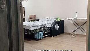 She Seduced The Courier While There Is No Husband