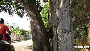 Fodendo na rua! Watch this public cumshot on big tits!