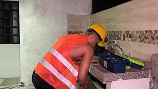 मजदूर अपनी कोलंबियन बॉस की बड़ी चुचियां और भारी गांड चोदता है