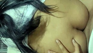 Colegiala casero me culeo a mi compa�era de clase sin cond�n frente al espejo despu�s de educaci�n fisica