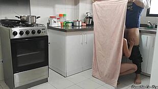 मेरी गर्लफ्रेंड की बेस्ट फ्रेंड रात भर रुकती है वाइल्ड डॉगीस्टाइल में बड़े लंड से