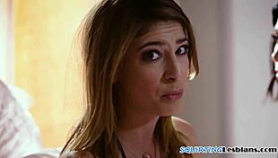 स्क्वर्टिंग स्टनर लेस्बियन बेब को क्वीनिंग में उंगली कर रही