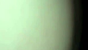 Novinha namorada do meu amigo gemendo na minha vara d4!