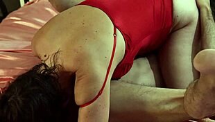 फ्रेंच एमेच्योर रेड साटन थोंग में गंदी बातें कर चूत चुदवा रही