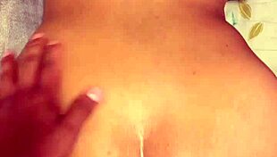 me quede solo con mi novia y la puse de perrito, se mueve rico